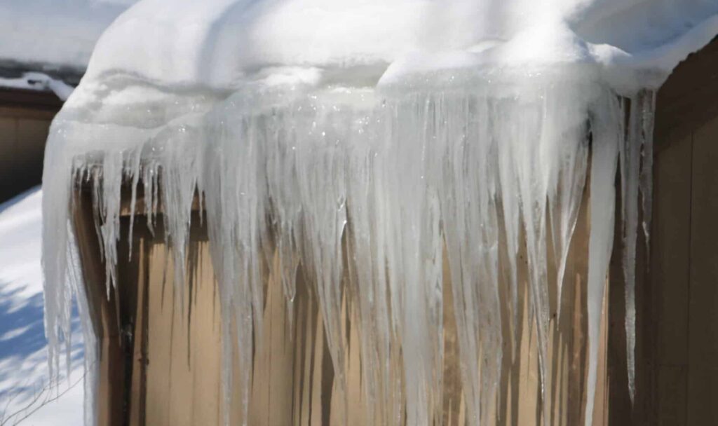 Can you Clean Gutters in the Winter?